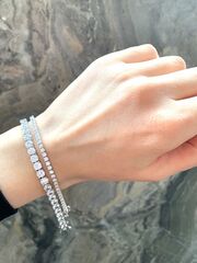 tennisnyj-braslet-dorozhka-iz-serebra-s-cirkonami-v-krapanovoj-zakrepke-shirina-4-mm