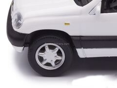 Chevrolet Niva 2003 white ArModel 1:43