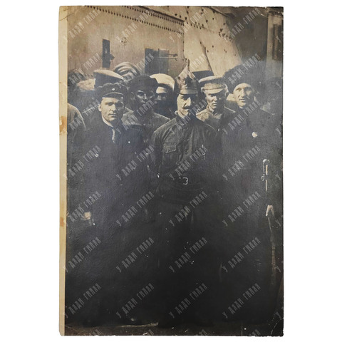 Фотография С. М. Кирова и Серго Орджоникидзе у бронепоезда. Баку. 1920 г.
