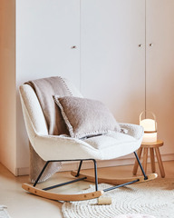 Кресло-качалка Marlina из ткани букле белого цвета