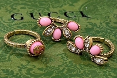 set-iz-trekh-kolec-romashka-style-by-gucci-s-cvetnymi-vstavkami