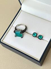 81891- Серьги-пусеты из серебра с кварцем цвета параиба и черными фианитами