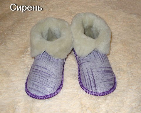 Тапочки чуни из овчины на твердой подошве двухцветные