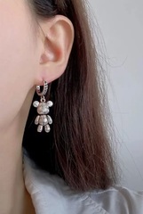 72033 - Серьги ассиметричные с подвесками Медведь + сердце