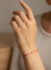 braslet-krasnaya-nit-red-line-s-zamkami-iz-serebra-925-proby-s-muassanitom