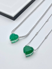 Колье теннисное Heart из серебра 925 пробы с подвеской в огранке сердце цвета изумруд