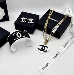 Браслет-манжета пластиковый CHANEL черный/белый с логотипом