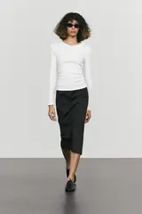 Massimo Dutti ХЛОПКОВАЯ ФУТБОЛКА С V-ОБРАЗНЫМ ВЫРЕЗОМ И ДЛИННЫМИ РУКАВАМИ, КРЕМОВЫЙ/БЕЛЫЙ