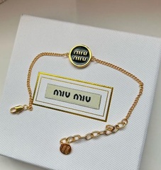 Браслет цепочка с круглой подвеской с белой/черной эмалью в стиле MIU MIU