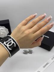 Браслет-манжета пластиковый CHANEL черный/белый с логотипом