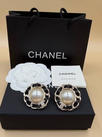 Серьги-пусеты CHANEL круглые c вставкой из полоски кожи
