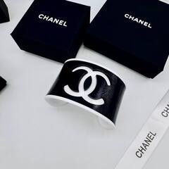 Браслет-манжета пластиковый CHANEL черный/белый с логотипом