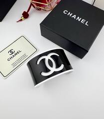 Браслет-манжета пластиковый CHANEL черный/белый с логотипом