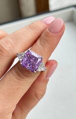Кольцо из серебра с ярко аметистовым цирконом бриллиантовой огранки
