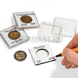 Квадратная капсула QUADRUM NOTE 50х50 мм, с вырезом для монеты D 36 mm (одна сторона белая для записей) Квадратная капсула QUADRUM NOTE 50х50 мм, с вырезом для монеты D 36 mm (одна сторона белая для записей)