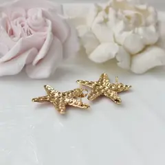 Серьги пусеты Морские звёзды с эмалью, кремовый, 28*26 мм, сталь, позолота, СГ046