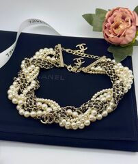kole-choker-mnogoryadnyj-iz-zhemchuga-i-logotipami-chanel
