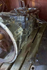КПП механическая MAN TGA 16S151 Б/У в наличии   Контрактная коробка передач на МАН ТГА ZF 16S151  Характеричтики:  Крутящий момент на входе Макс. Нм(1)  - 1600/1850   Передаточные числа:  Передачи для движения вперёд - 16,41-1,00/13,80-0,84  Передачи для движения назад - 15,36-12,92/12,92-10,80  Спидометр: электронный - Z = 6  Переключение:  Основная КПП - Передачи для движения вперёд синхронизированы, задняя передача - включение кулачковой муфтой  Демультипликатор и передний делитель - Синхронизированы  Узел с 4 передачами - Через горизонтальные штоки переключения передач(3) со схемой  переключения типа 