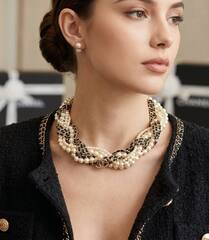 kole-choker-mnogoryadnyj-iz-zhemchuga-i-logotipami-chanel
