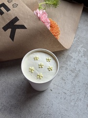 Кейк / Cake to go Ванильный с клубникой-ЦВЕТОЧКИ 250гр