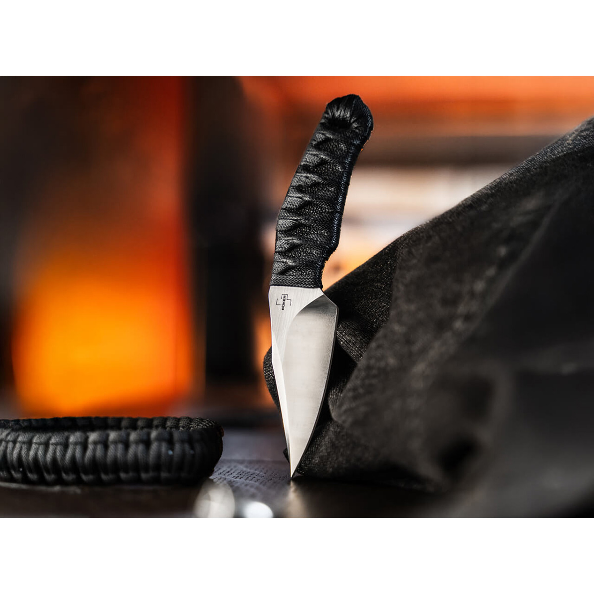 Нож с фиксированным клинком Boker 302, сталь Nitro-V, рукоять паракорд, черный
