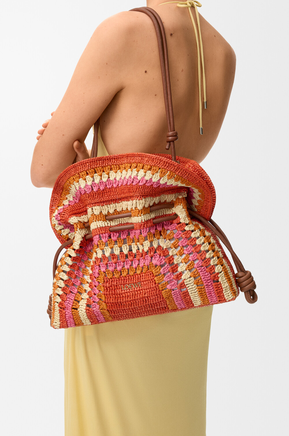 Loewe Средний клатч Flamenco из рафии и телячьей кожи, ярко-оранжевый/розовый