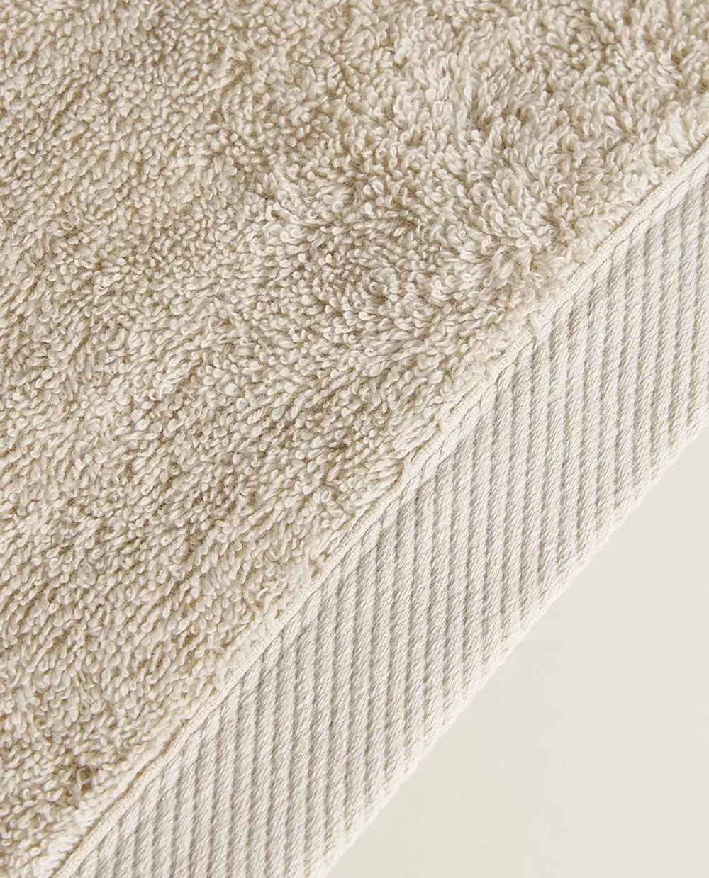 ZARA HOME ОДНОТОННОЕ ПОЛОТЕНЦЕ, КРЕМОВЫЙ