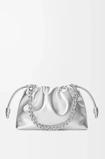 Loewe Средняя сумка-клатч Flamenco из ламинированной овечьей кожи, серебряный