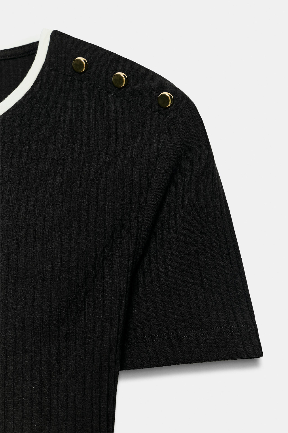 ФУТБОЛКА С КОНТРАСТНОЙ ОТДЕЛКОЙ И ПУГОВИЦАМИ — ZARA