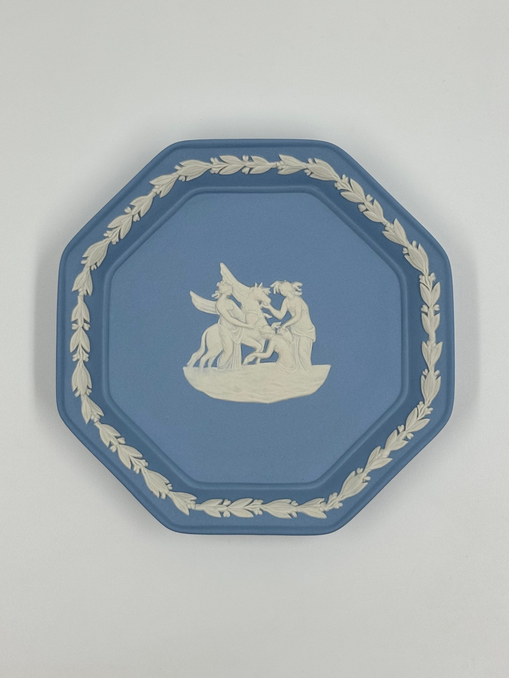 Тарелка декоративная Wedgwood голубая