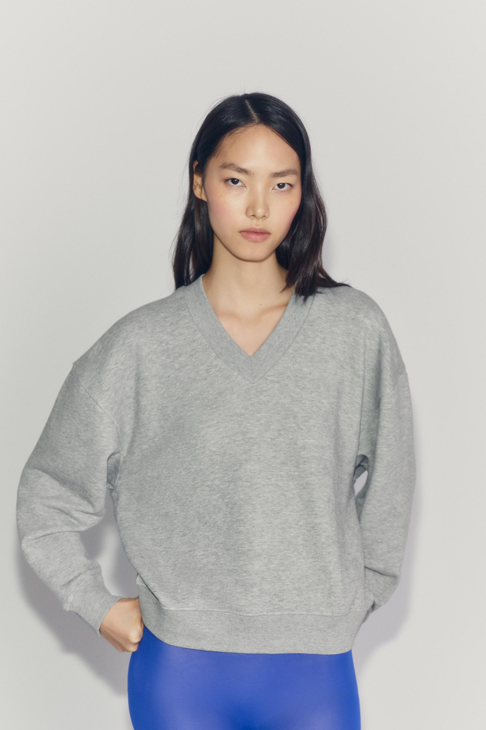ТОЛСТОВКА С V-ОБРАЗНЫМ ВЫРЕЗОМ — ZARA