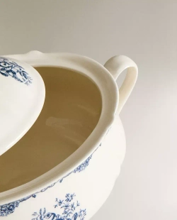 ZARA HOME СЕРВИРОВОЧНАЯ СУПНИЦА ИЗ ФАЯНСА С ЦВЕТОЧНЫМ УЗОРОМ, СИНИЙ