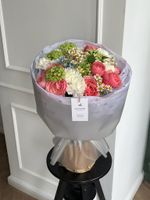 Букет из пионовидных роз, вибурнума и голубых незабудок