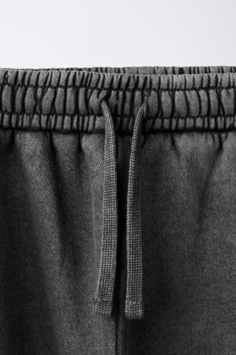 ZARA БРЮКИ-ДЖОГГЕРЫ С ЭФФЕКТОМ ПОТЕРТОСТИ И СТРАЗАМИ, ТЕМНЫЙ АНТРАЦИТ