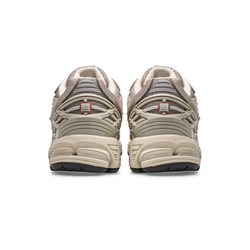 alt="Серый логотип N на боковой стороне New Balance 1906R Beige Cream"