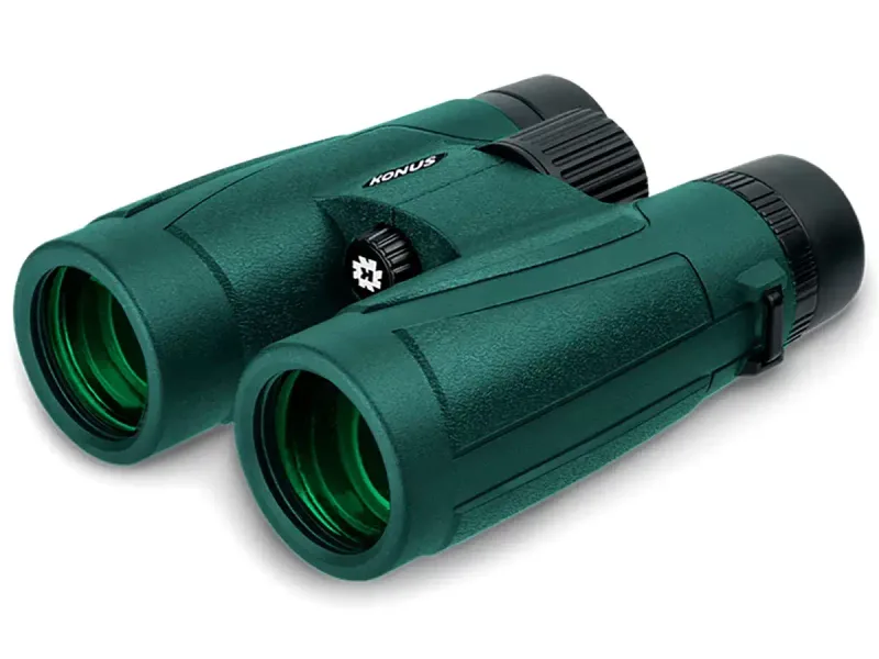 Бинокль Konus Regent-HD 10x42 WA в трехчетвертном ракурсе, зеленый корпус