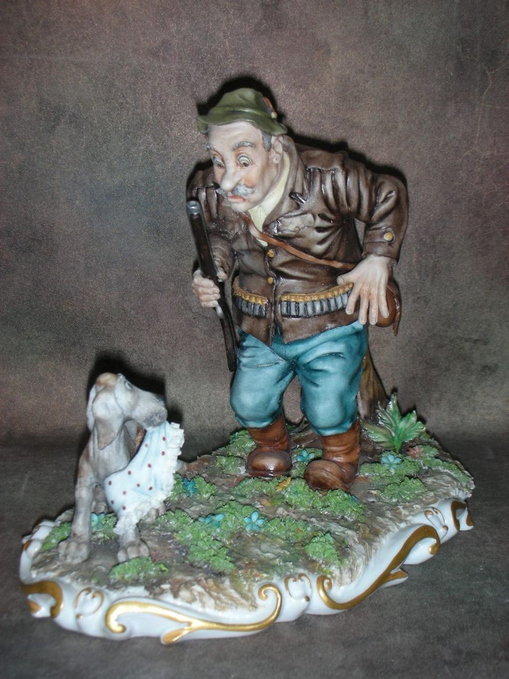 Статуэтка. Фарфор. Охотник с собакой. Capodimonte. Италия