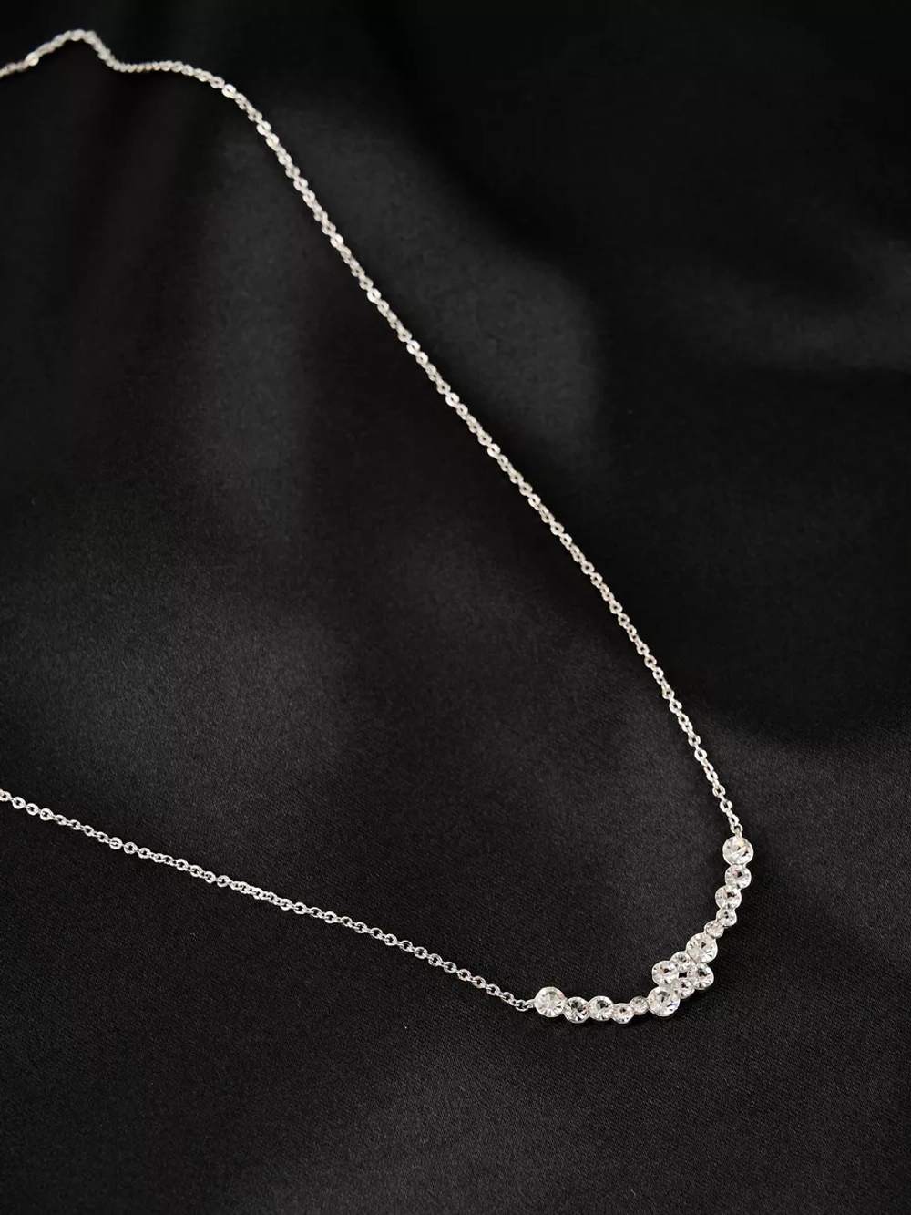 Тонкое колье Млечный путь с белыми кристаллами Swarovski в родии