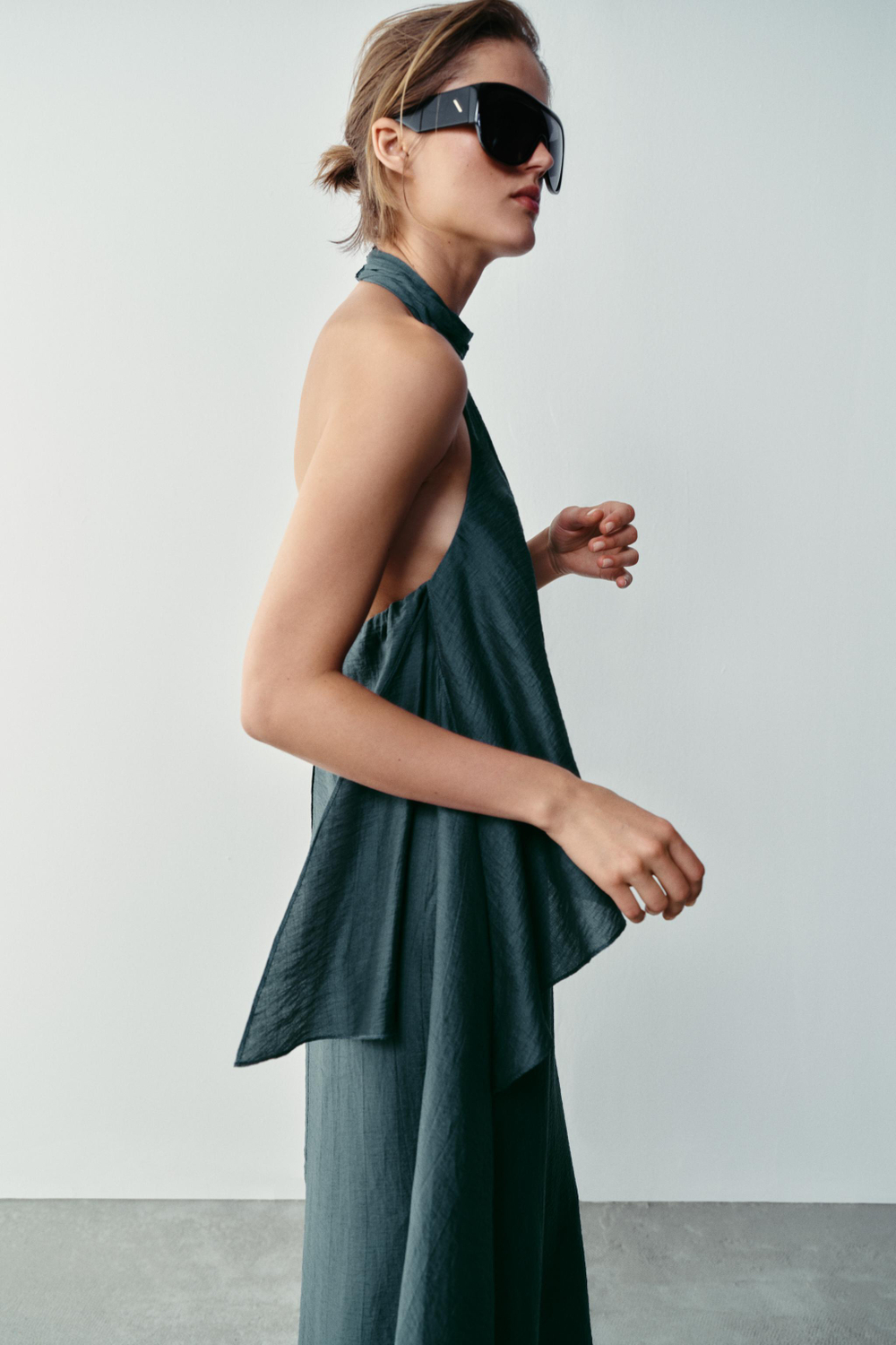 ЛЬНЯНОЕ ПЛАТЬЕ МИДИ С ГОРЛОВИНОЙ ХАЛТЕР — ZARA