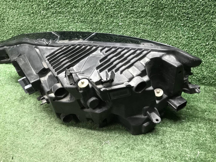 Фара правая Volvo XC60 2 (2017-2021) LED