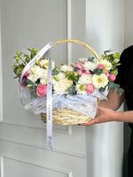 Сборная корзина из кустовых пионовидных роз, минигербер, хризантемы и хелеборуса