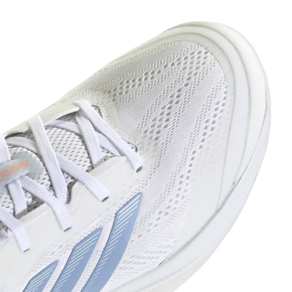 Женские теннисные кроссовки Adidas Avacourt 3 - white/halo blue/beam orange