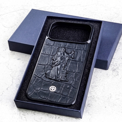 Чехол iPhone 18 Pro Max Euphoria Lawyer Themis CROC в тёмно-синей фирменной коробке Euphoria — рельеф Фемиды весы меч, кожа CROC, шильд, поролоновый ложемент