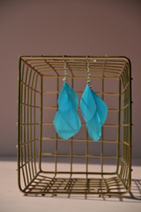 Серьги с перьями коротенькие