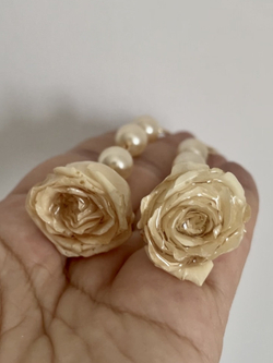 Серьги из бежевой майорки с розами
