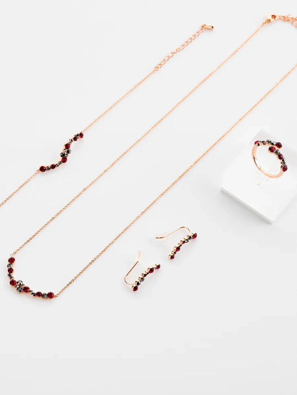Тонкое колье Млечный путь с красными кристаллами Swarovski