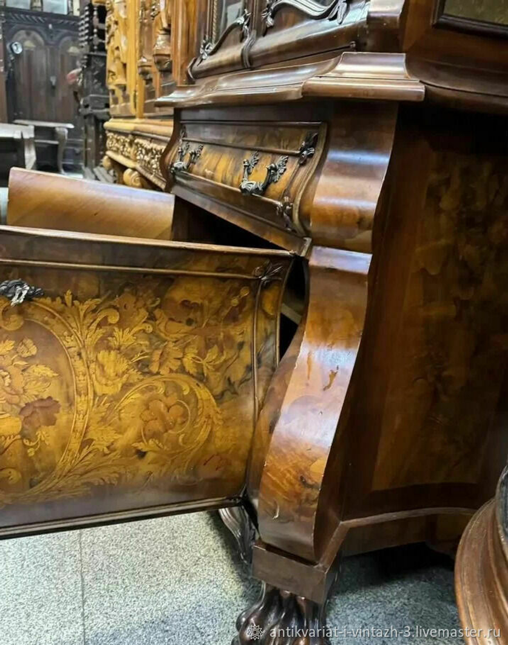 Старинная витрина