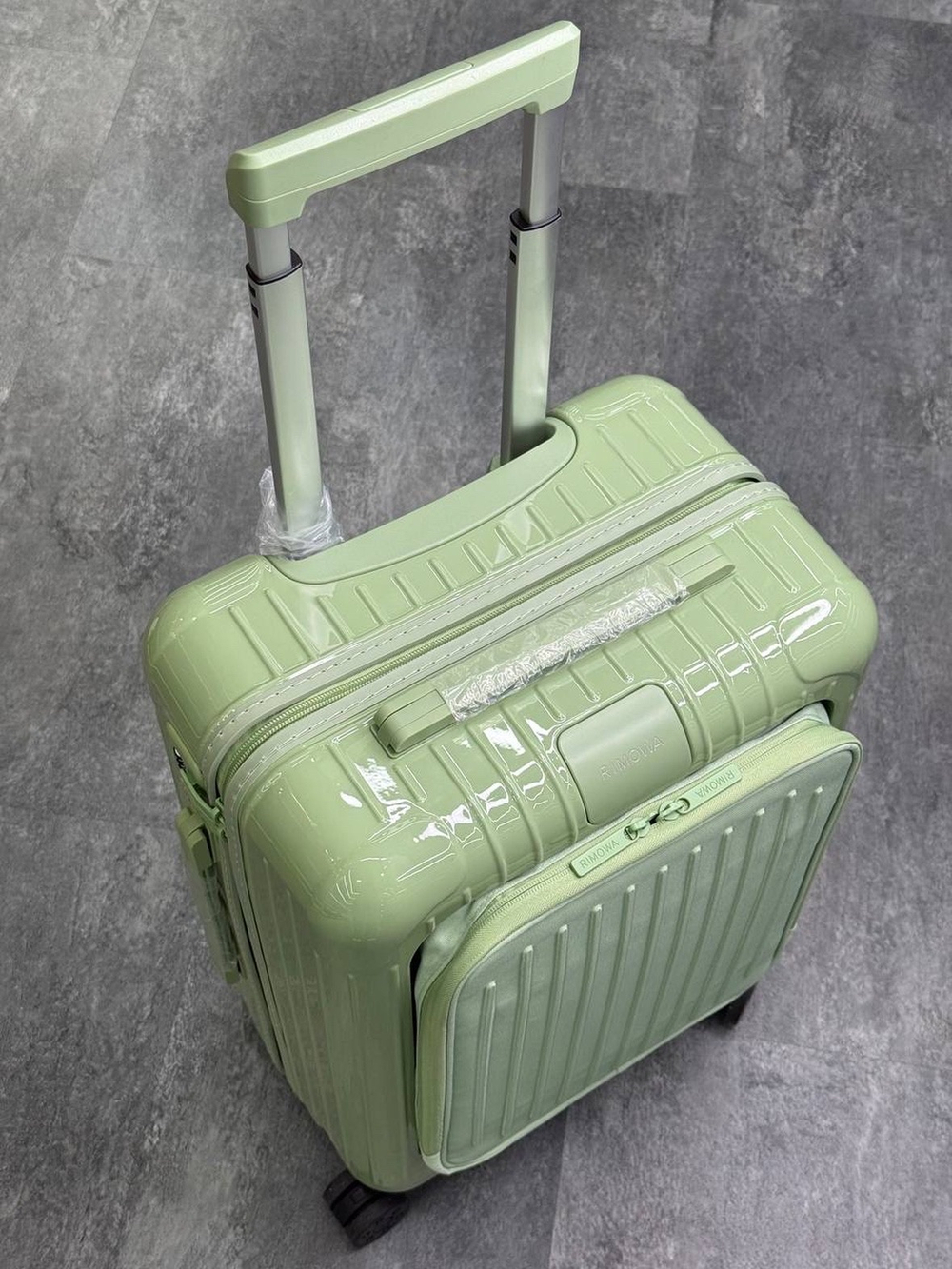 Чемодан Rimowa Essential Sleeve Cabin с карманом для ноутбука