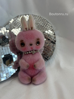 Игрушка в виде розового зайчика ручная работа