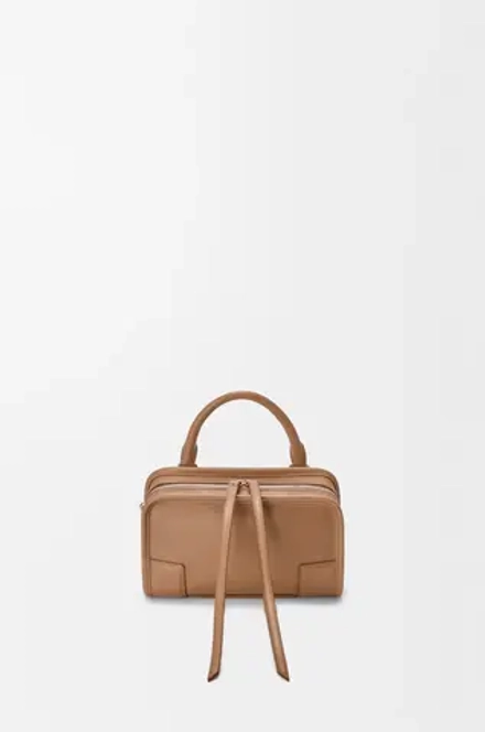 Loewe Мини-сумка Amazona 180 из мягкой телячьей кожи, мокко